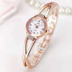 Стилен дамски часовник с имитираща злато верижка и Diamante