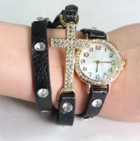 Дамски часовник с кожена верижка и златисто кръстче 