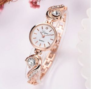 Стилен дамски часовник с имитираща злато верижка и Diamante